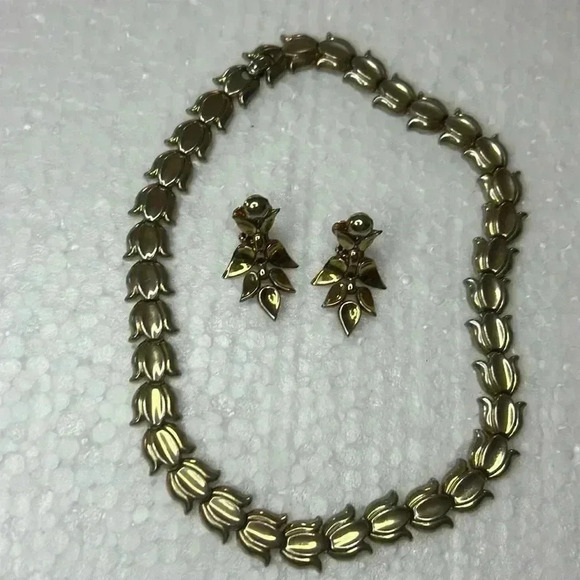 Trifari Necklace Earrings Set Gold Tone Vtg Alfred Phillipe sleek collectable - Picture 1 of 4